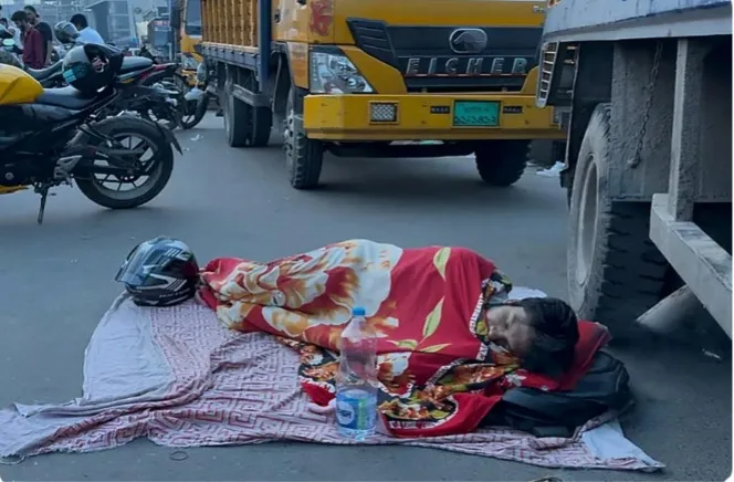 ১৬ ঘন্টা অপেক্ষার পরও তেল না পেয়ে পাম্পের পাশে রাস্তায় বিছানা বিছিয়ে ঘুমিয়ে পড়েন তিনি