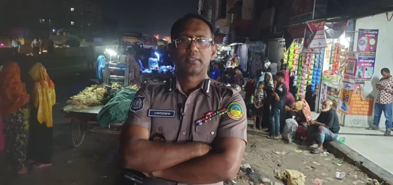 ঈদযাত্রা নির্বিঘ্ন রাখতে রোদ-বৃষ্টি উপেক্ষা করে সড়কে অতিরিক্ত পুলিশ কমিশনার বেলায়েত হোসেন
