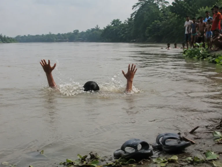 তুরাগ নদীতে গোসল করতে গিয়ে দুই বন্ধুর মৃত্যু